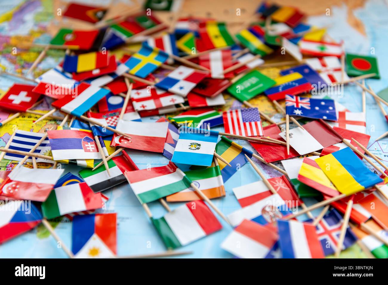 Zufällige, verstreute Länderflaggen auf einer Karte der Welt. Stockfoto