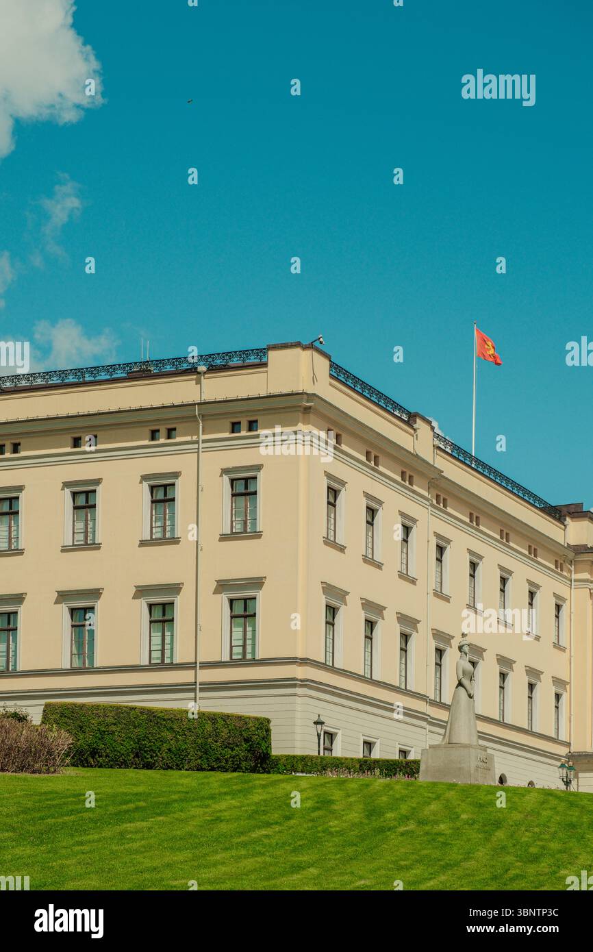 Slottsparken Oslo Norwegen, üppig grüner Stadtpark Juni, dichte Baumkronen, frisches Sommerlaub, ruhige Natur im Hintergrund der Stadt, lichtdurchflutete Landschaft Stockfoto