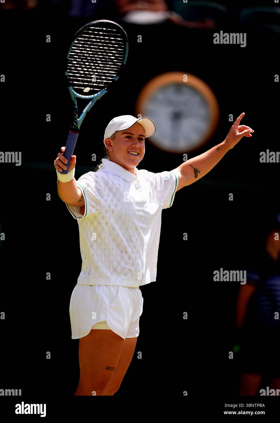 Sonay Kartal feiert den Sieg über Diane Parry am fünften Tag der Wimbledon Championships 2025 im All England Lawn Tennis and Croquet Club in London. Bilddatum: Freitag, 4. Juli 2025. Stockfoto