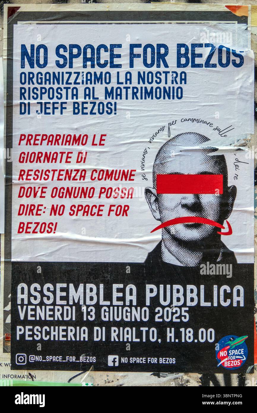 02 giugne 2025 Venedig Italien: Hochauflösendes Bild eines antikapitalistischen Protestplakats an einer Stadtmauer in Italien. Der fett gedruckte Text lautet: „Kein Platz für Bez Stockfoto