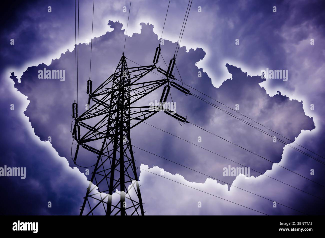 Tschechische Karte, dramatische stürmische Wolken mit elektrischer Verkabelung, Blackout in Tschechien oder Tschechien Stockfoto
