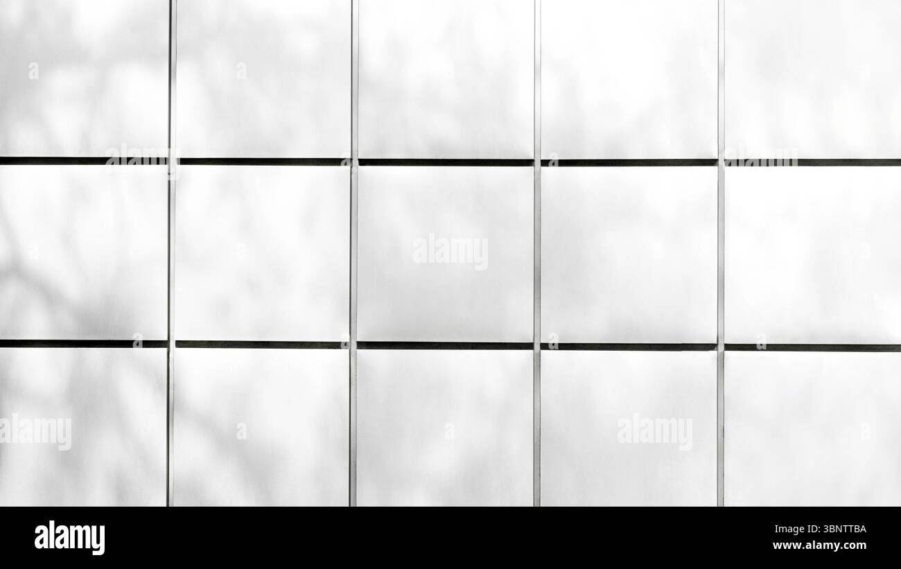 Weiße architektonische Wandfliesen mit weichen natürlichen Schatten im Rasterlayout Stockfoto