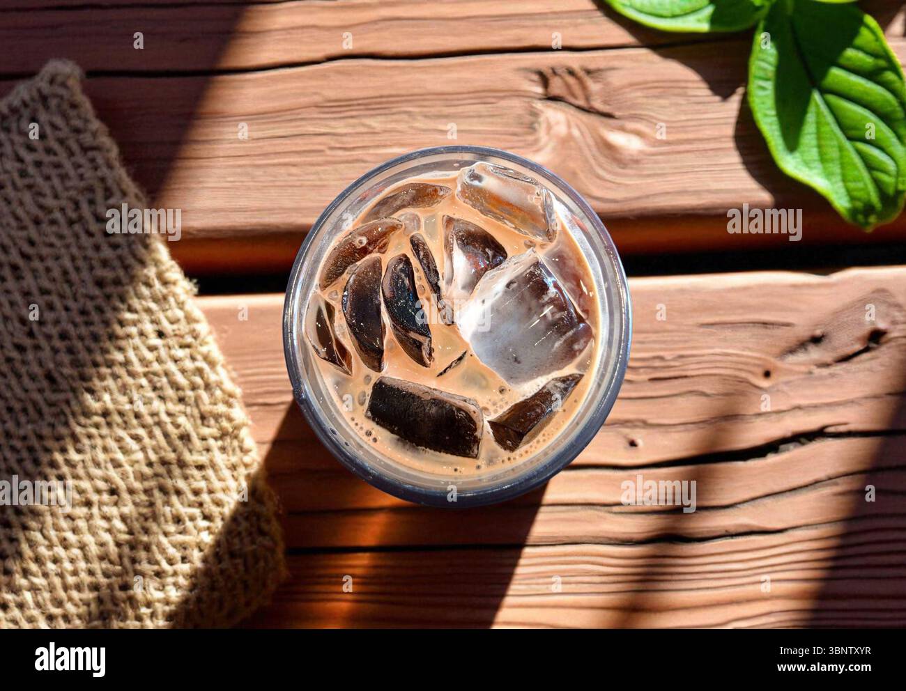 Eiskaffee auf einem rustikalen Holztisch Stockfoto
