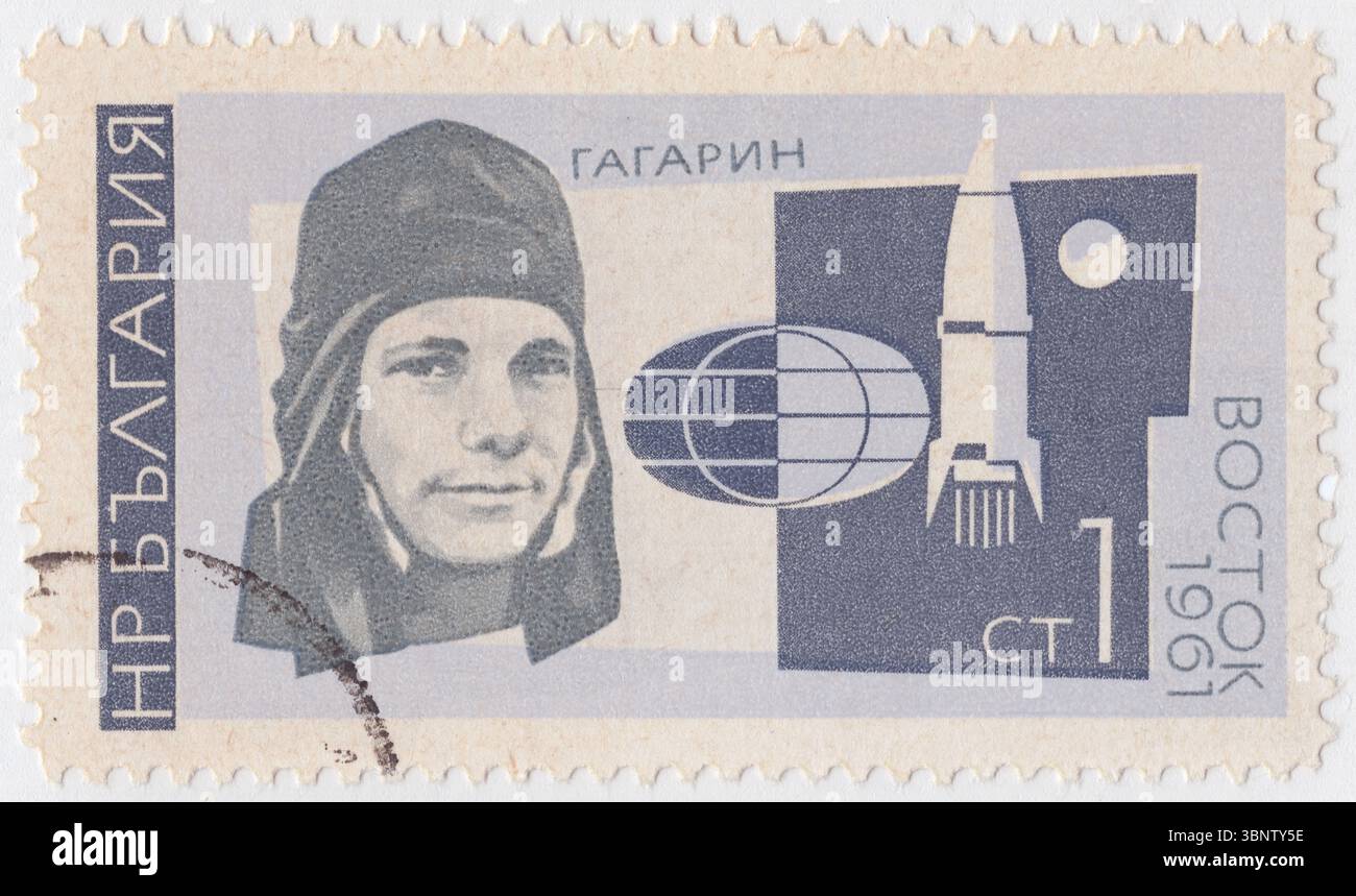 BULGARIEN — 29. September 1966: 1 stotinka-Schiefer und graue Briefmarke zur Darstellung sowjetischer Weltraumforschungen: Erster Mensch im Weltraum, Juri A. Gagarin, 12. April. Vostok 1. Der erste Raumflug des Wostok-Programms und der erste menschliche Raumflug in der Geschichte. Die Weltraumkapsel Vostok 3KA wurde am 12. April 1961 vom Kosmodrom Baikonur aus gestartet, mit dem sowjetischen Kosmonauten Juri Gagarin an Bord Stockfoto