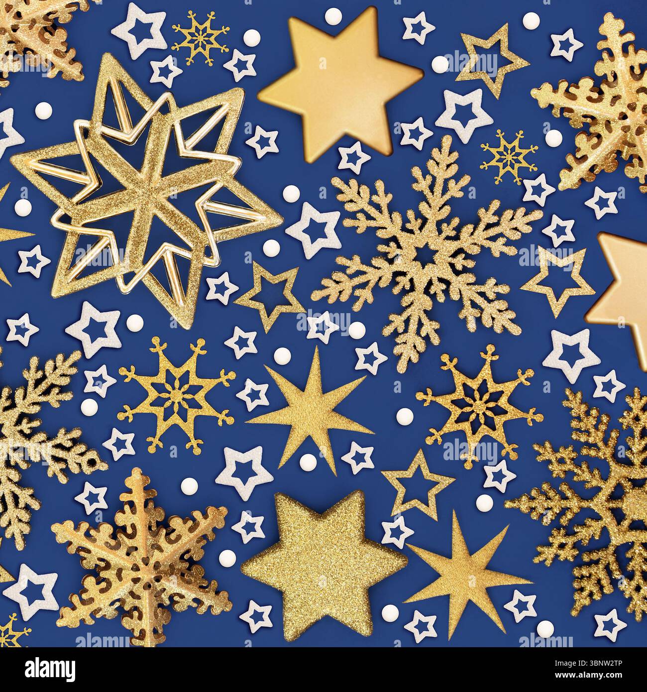 Weihnachtsdekoration goldener Stern, Schneeflocke, symbolische weiße Schneeflocken, Hintergrund auf blau. Festliches Design für Weihnachten Weihnachten. Grußkarte. Stockfoto