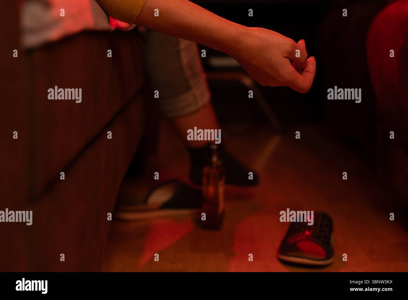 Alkoholismus. Alkoholkonsum. Eine Frau in Not und Depression trinkt Alkohol. Stockfoto