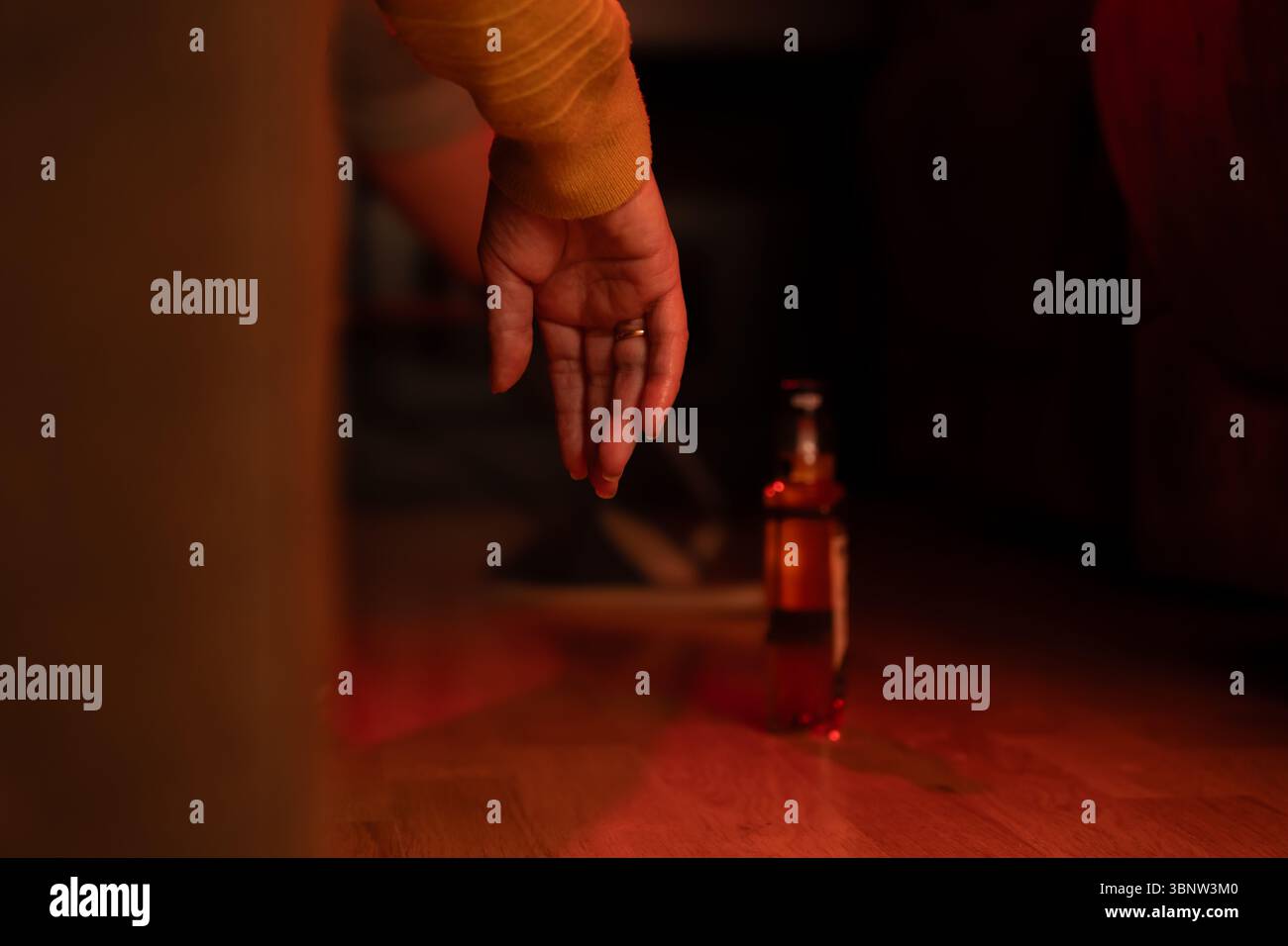 Alkoholismus. Alkoholkonsum. Eine Frau in Not und Depression trinkt Alkohol. Stockfoto