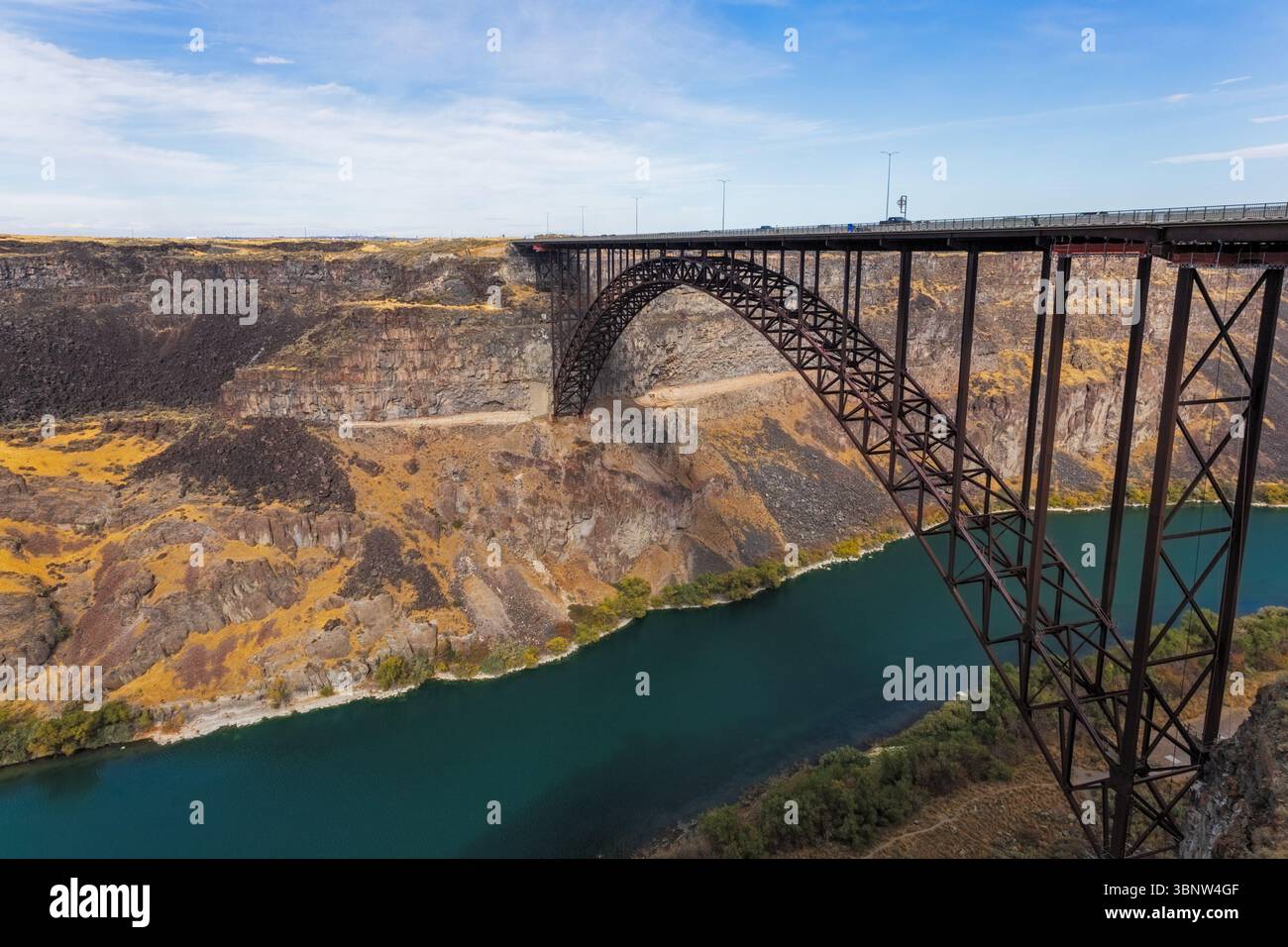 Malerischer Blick auf die Perrine Bridge über den Snake River Canyon in Twin Falls, Idaho, mit einem technischen Meisterwerk inmitten der natürlichen Schönheit Stockfoto