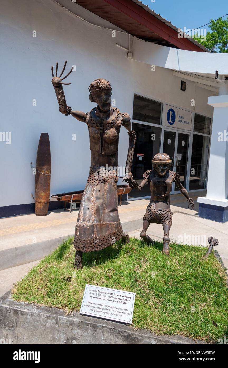 In der Nähe des Eingangs zum COPE (Cooperative Orthotic and Prosthetic Enterprise) befindet sich ein Besucherzentrum & Museum, eine Skulptur aus 500 kg nicht explodiertem Material Stockfoto
