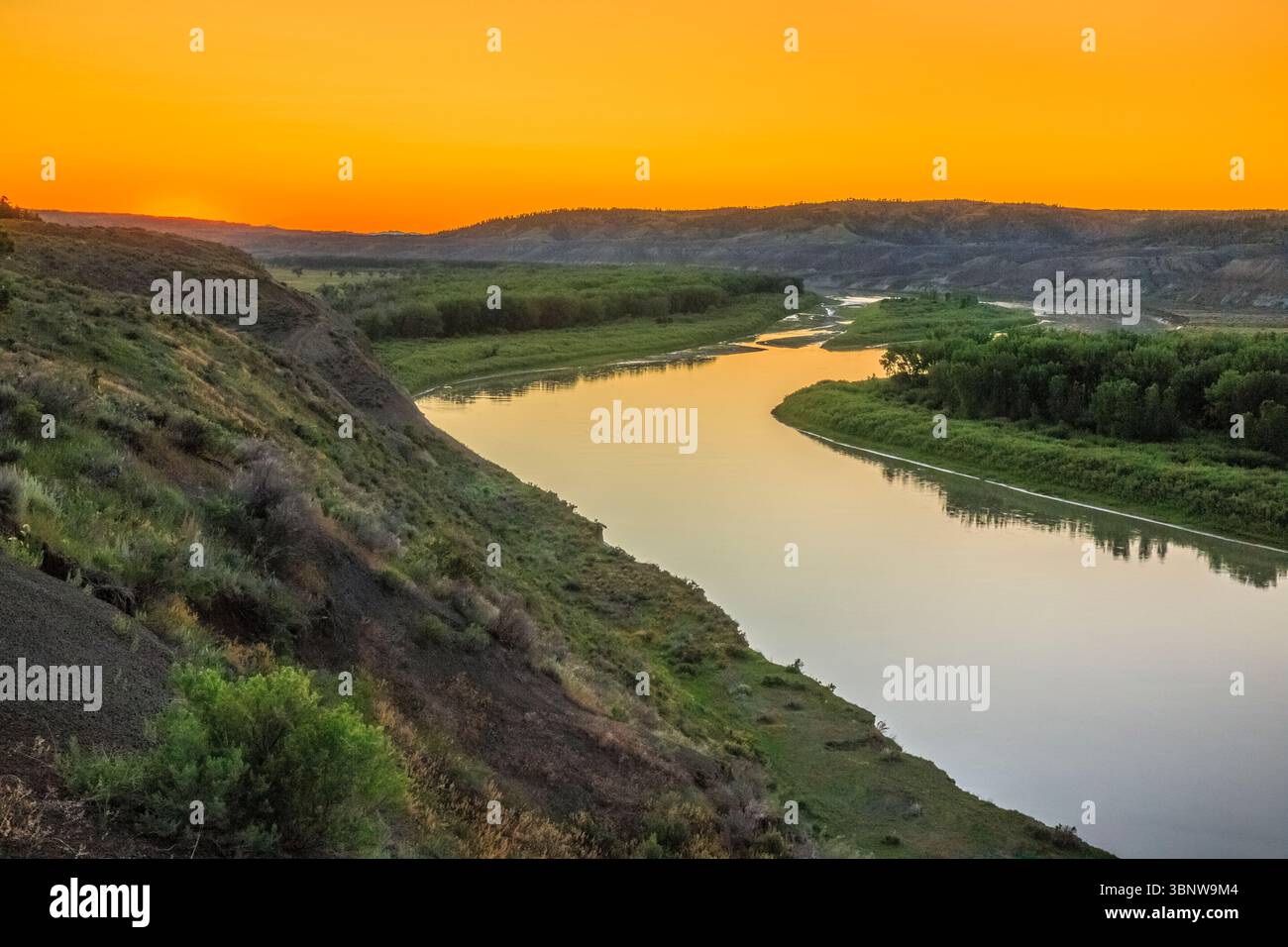Sonnenuntergang über dem missouri River im charles m. russell National Wildlife Refuge oberhalb der fred robinson Bridge in der Nähe von Landusky, montana Stockfoto
