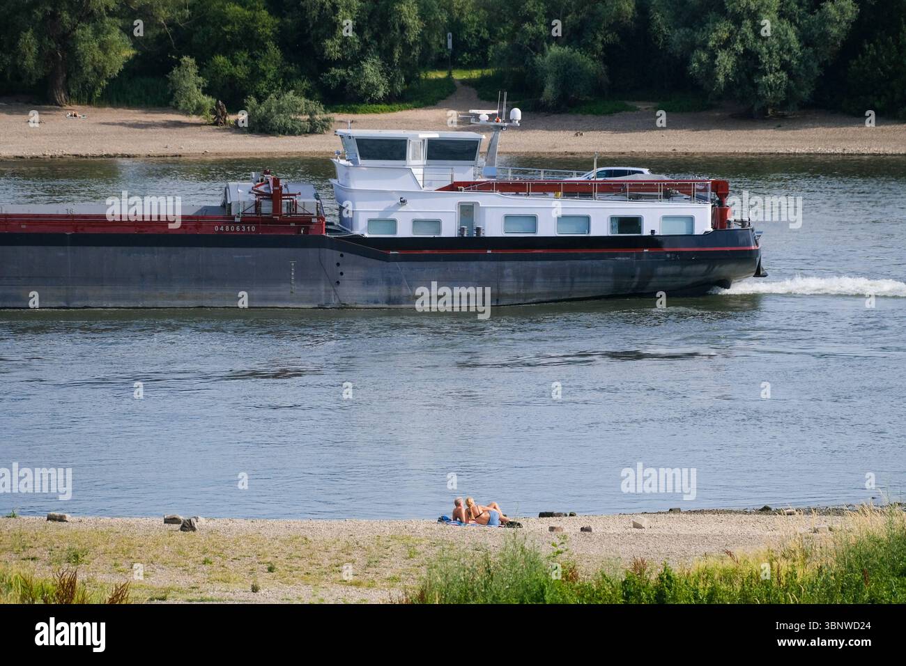 Düsseldorf 04.07.2025 Volmerswerther Deich Rhein Rheinstrom Fluß Vorsicht gefährliches Gewässer Schwimmen Baden Ertrinkungsgefahr Lebensgefahr Ertrinkungstod ertrinken Strömung Ertrinken Bundeswasserstraße Unterströmung Wasserstrudel Wassersog Sogwirkung Schiffe Schifffahrt Strand Düsseldorf Nordrhein-Westfalen Deutschland *** Düsseldorf 04 07 2025 Volmerswerther Deich Rhein Rheinstrom Fluss Warnung gefährliches Wasser Schwimmen Gefahr des Ertrinkens Gefahr des Ertrinkens Tod durch Ertrinkens Strom Ertrinkens Strom Strom Ertrinkens Bundeswasservortex Wasservortex Wasservortex Wasservortex Wassers Stockfoto