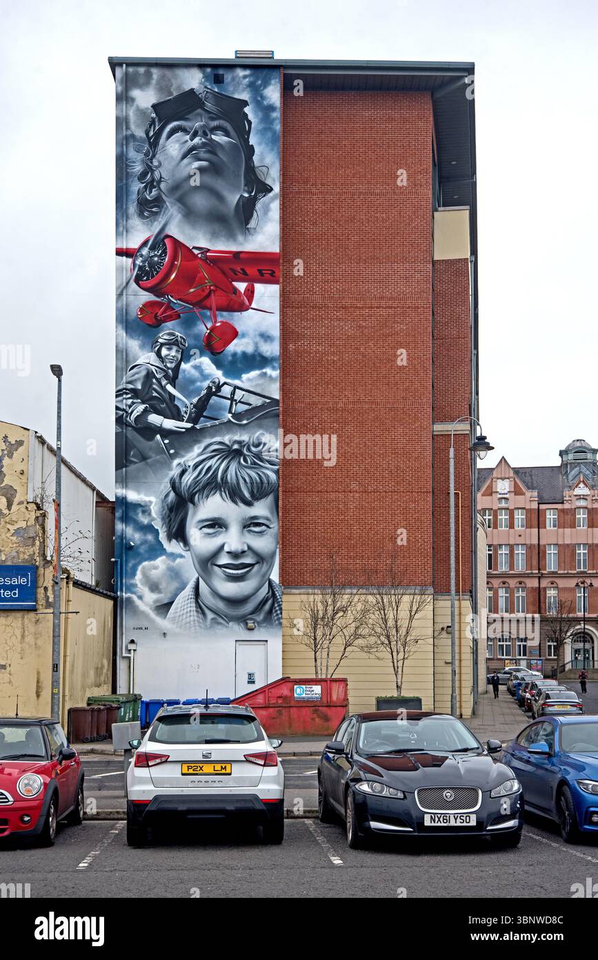 Amelia Earhart Wandgemälde am Queens Quay, Derry/Londonderry, Nordirland. Stockfoto