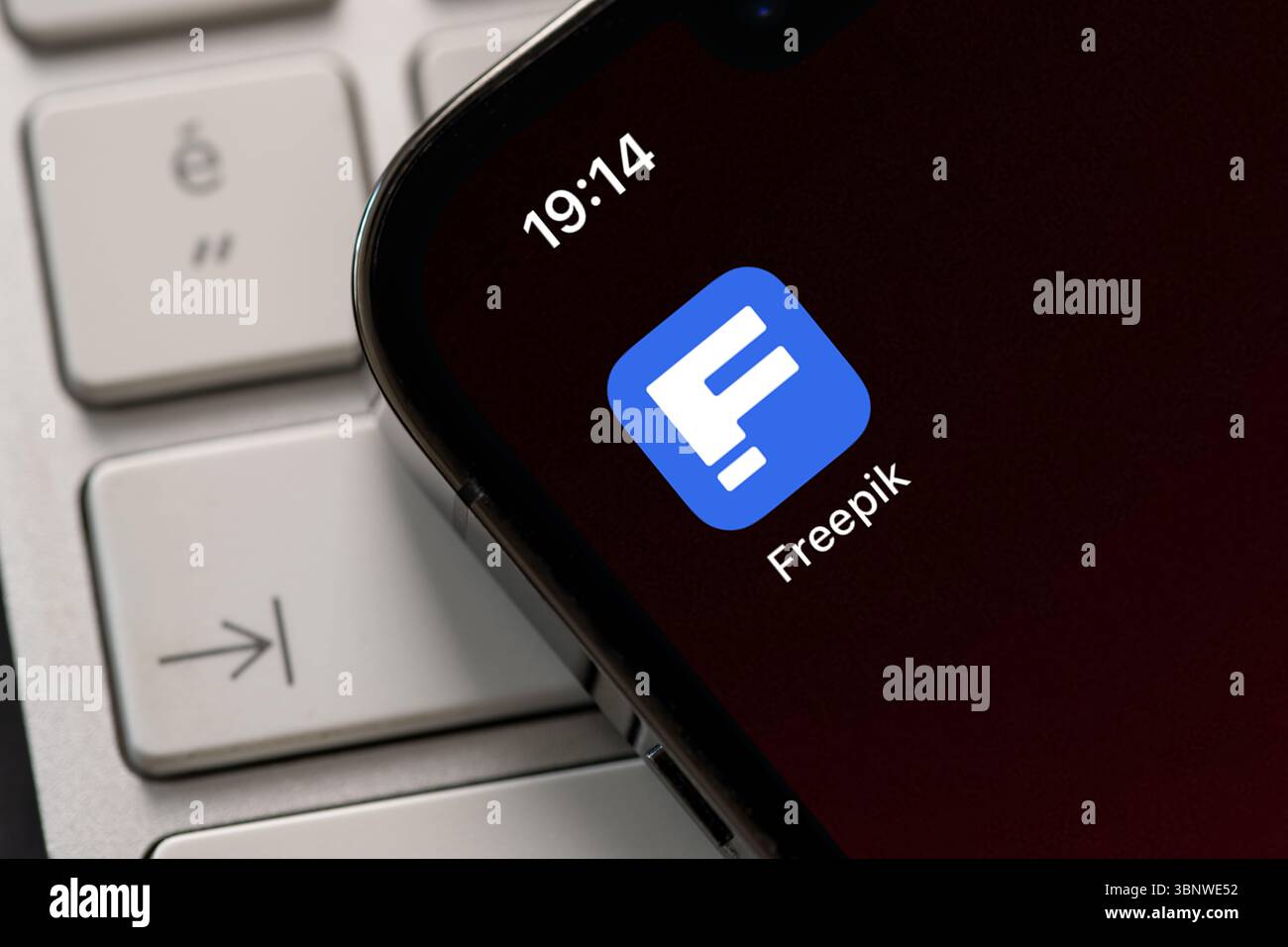 Antalya, Türkei – 4. Juli 2025: Das Freepik-Logo wird auf dem Bildschirm des iphone-Smartphones angezeigt Stockfoto