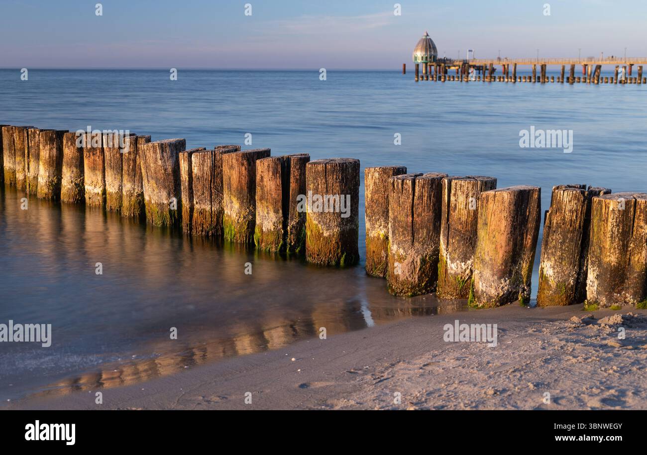 Holzdielen an der Ostsee in Zingst, Deutschland bei Sonnenuntergang, aufgenommen mit Langzeitbelichtung Stockfoto