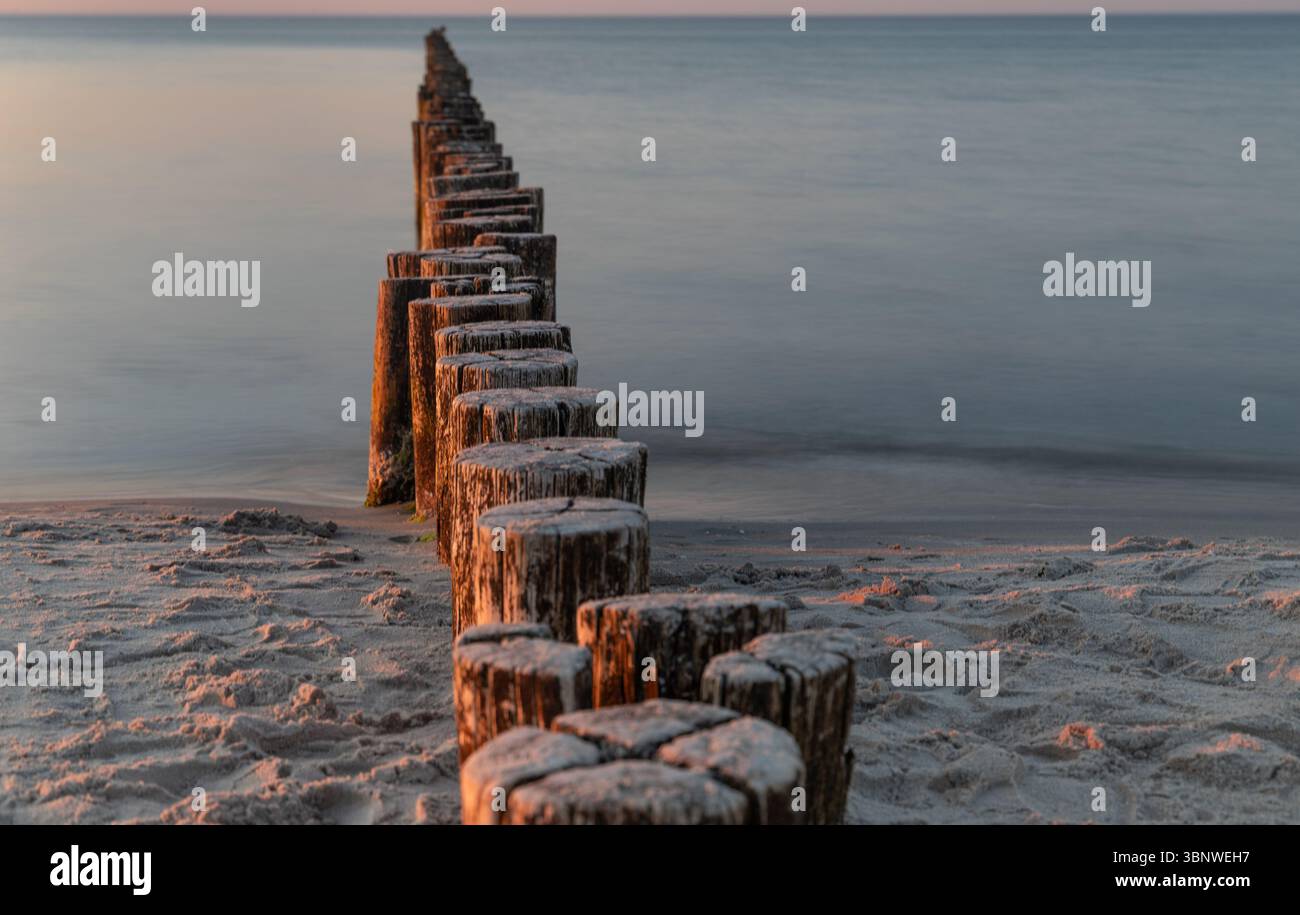 Holzdielen an der Ostsee mit Sand im Vordergrund Stockfoto