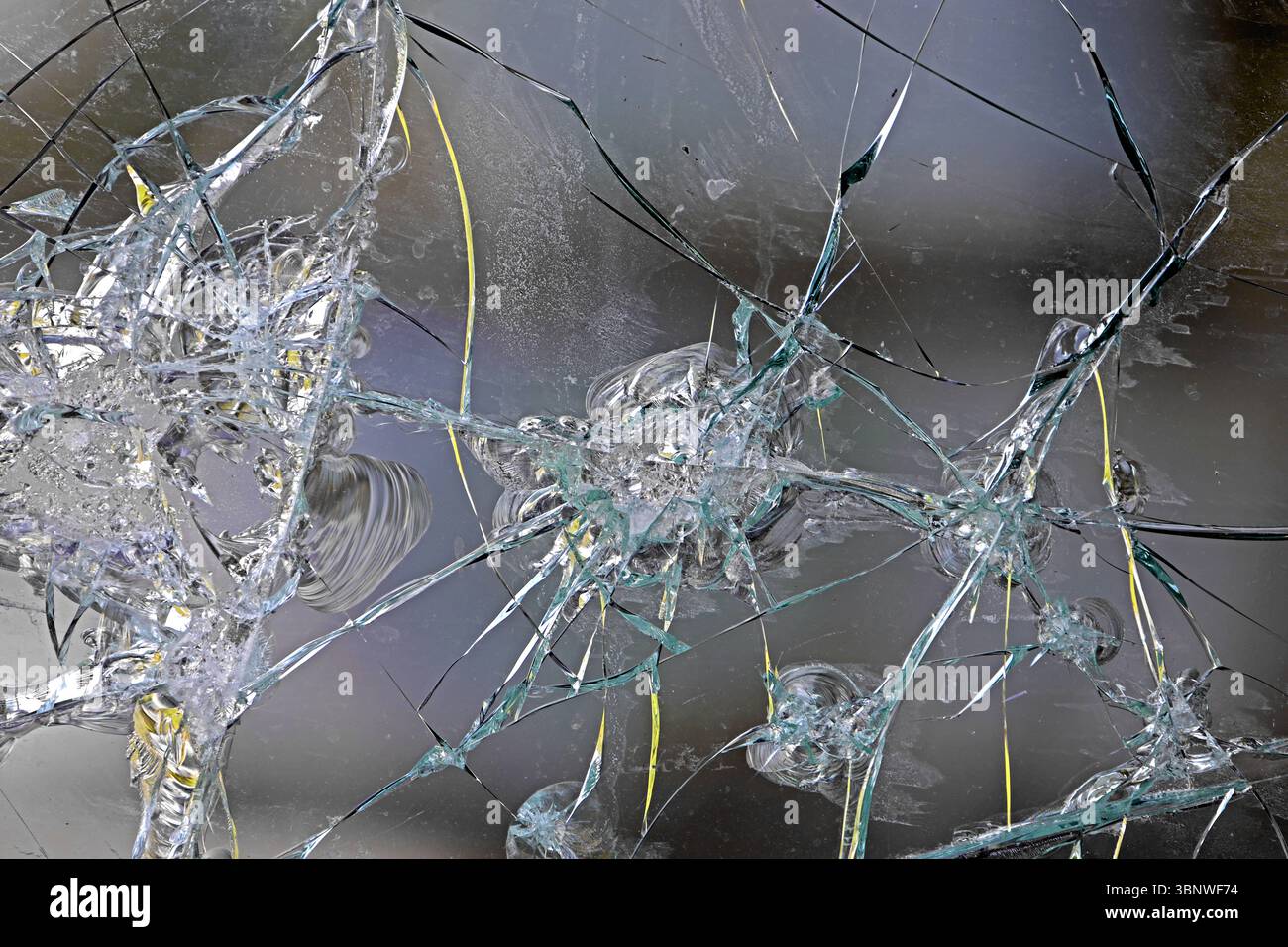 Teure Folgen durch Vandalismus massive Zerstörungswut führte zu Glasbruch an Bahnhofseinrichtungen *** teure Folgen von Vandalismus massiver Vandalismus führte zu Glasbruch an Bahnhofseinrichtungen Stockfoto