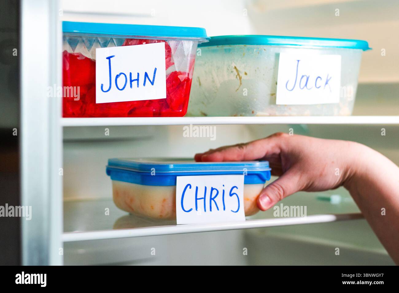 Speisenvorbereitung-Behälter im Bürokühlschrank. Ideal für Zeitmanagement-Inhalte und effiziente Arbeitsbereichseinstellungen. Stockfoto