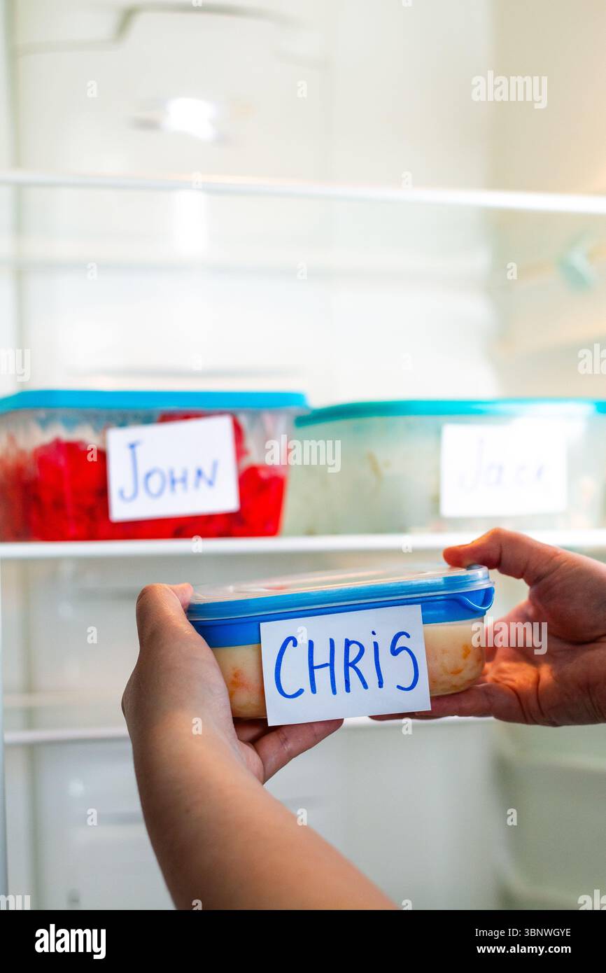 Speisenvorbereitung-Behälter im Bürokühlschrank. Ideal für Zeitmanagement-Inhalte und effiziente Arbeitsbereichseinstellungen. Stockfoto