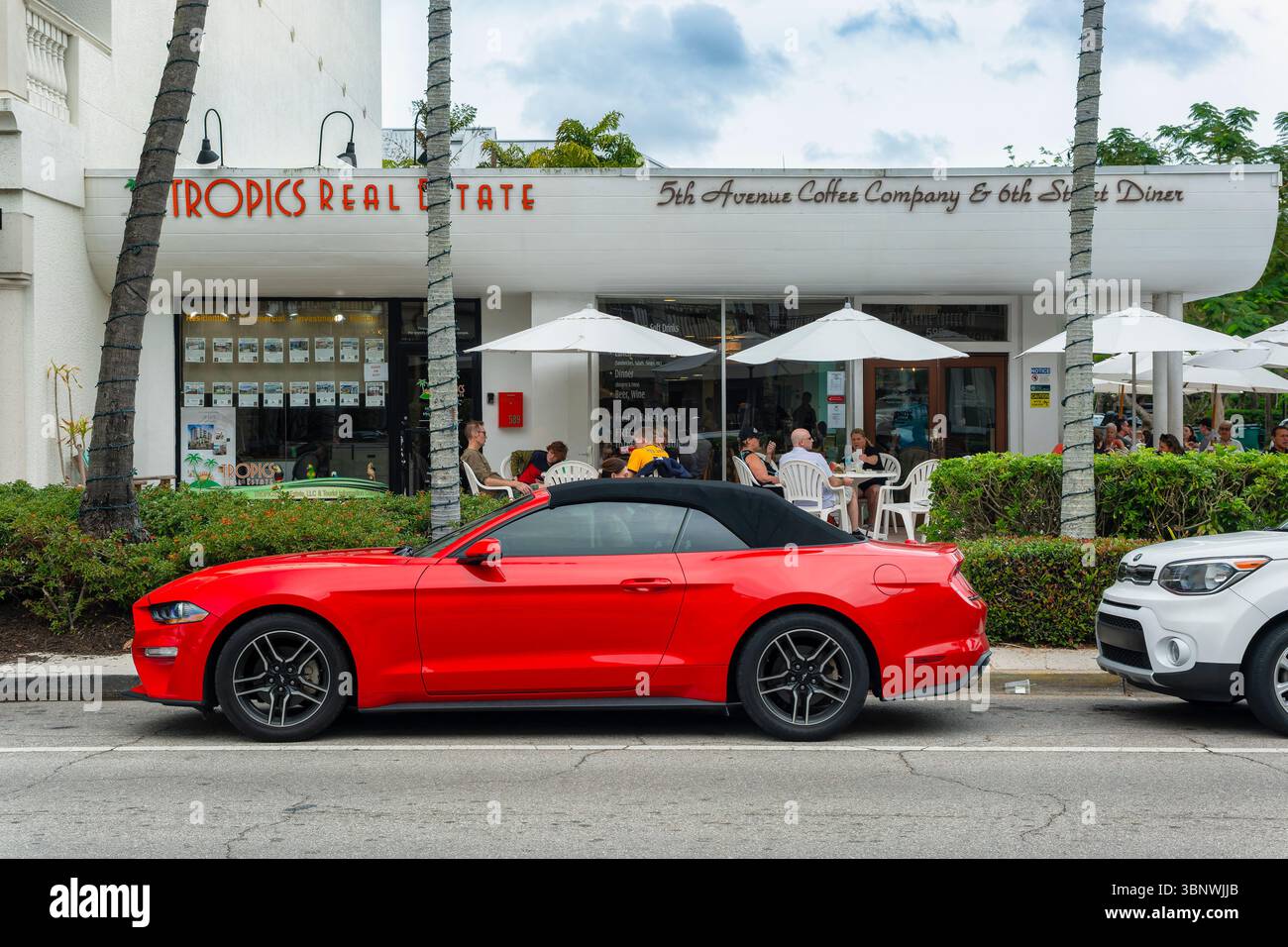 Ein roter Sportwagen vor einem Kaffee, 5th Avenue, Naples, Collier County, Florida, USA Stockfoto