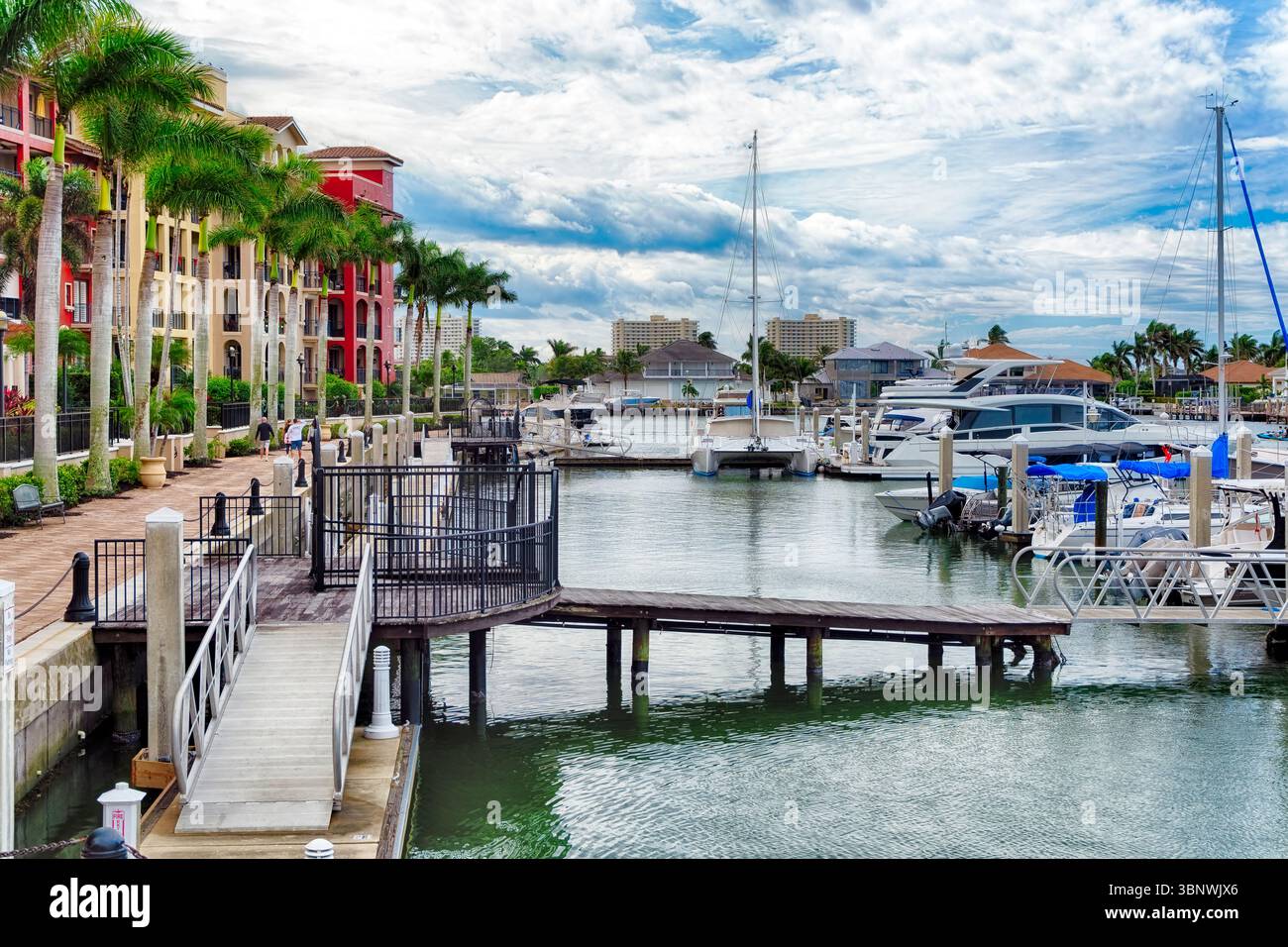 Marina und Eigentumswohnungen in den Esplanade Shoppes, Marco Island, Collier County, Florida, USA Stockfoto