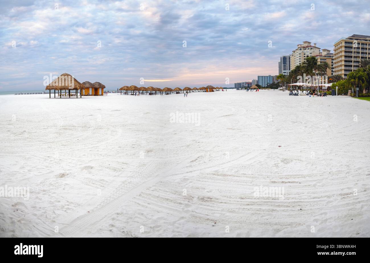 Breiter weißer Sandstrand mit Hotels und Palapa-Zelten, Marco Island, Collier County, Florida Stockfoto