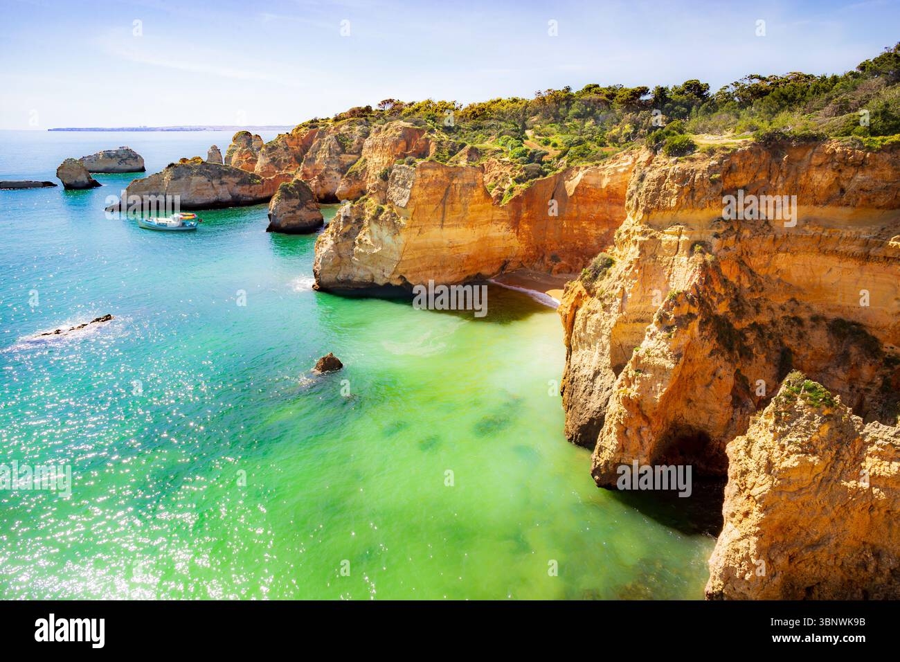 Blick vom Weg über die Klippen von Praia Joao de Arens Beach in der Nähe von Portimão in der Algarve in Portugal Stockfoto