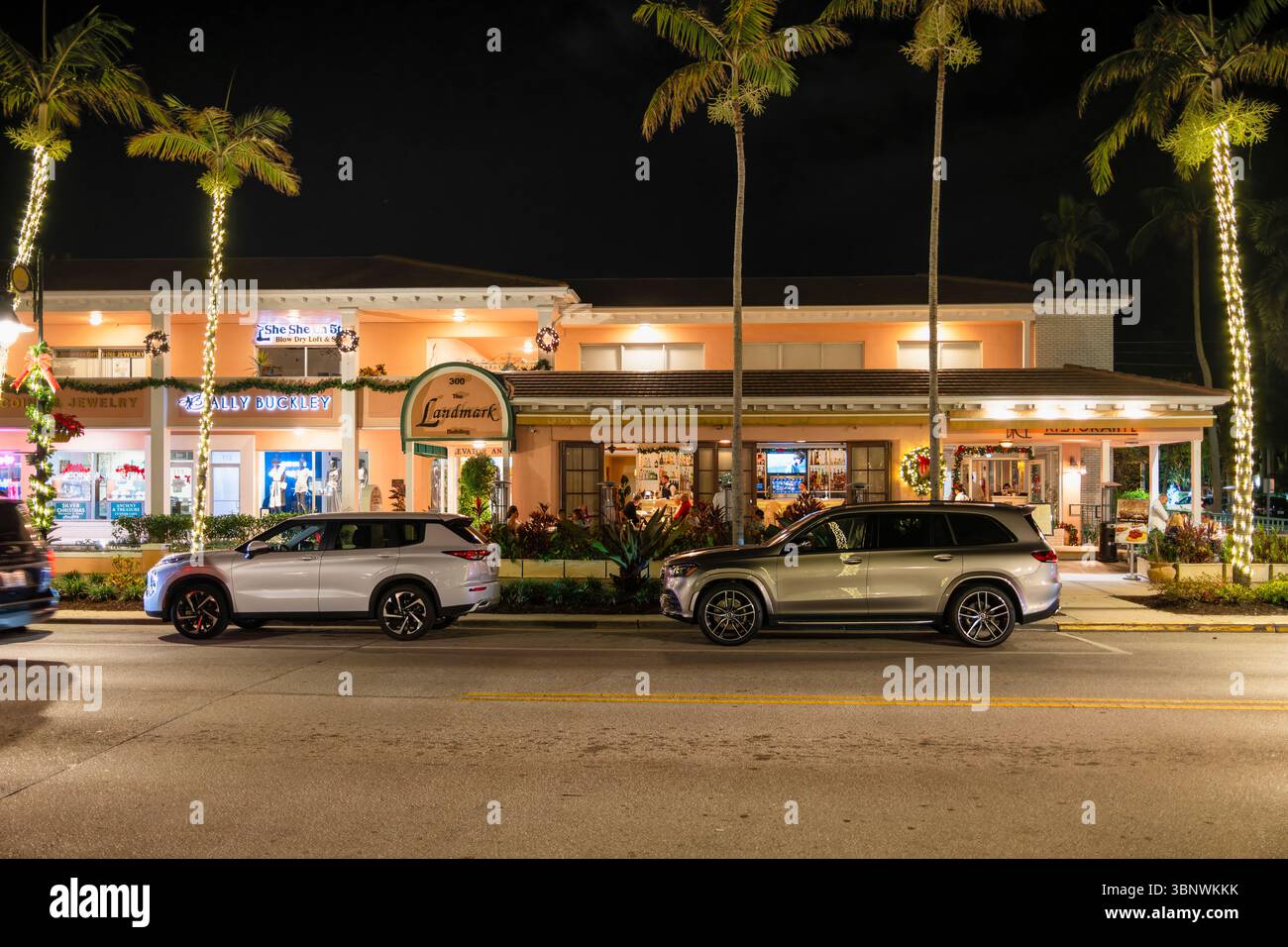 Das Landmark Building mit dem italienischen Restaurant bei Nacht auf der 5th Avenue South, Naples, Florida Stockfoto