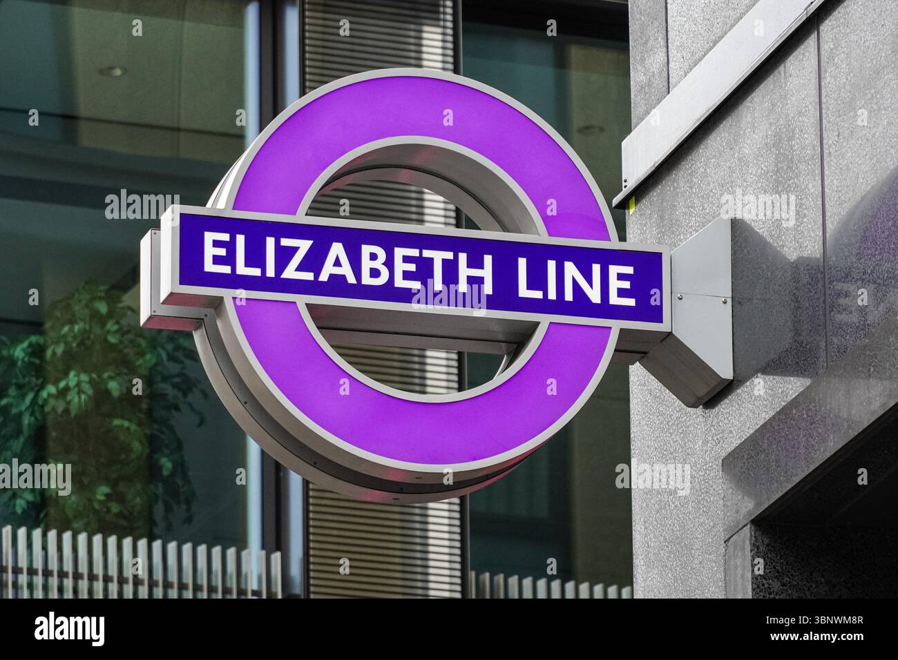 Elizabeth Line Entrance Roundel Schild, London England Vereinigtes Königreich Großbritannien Stockfoto