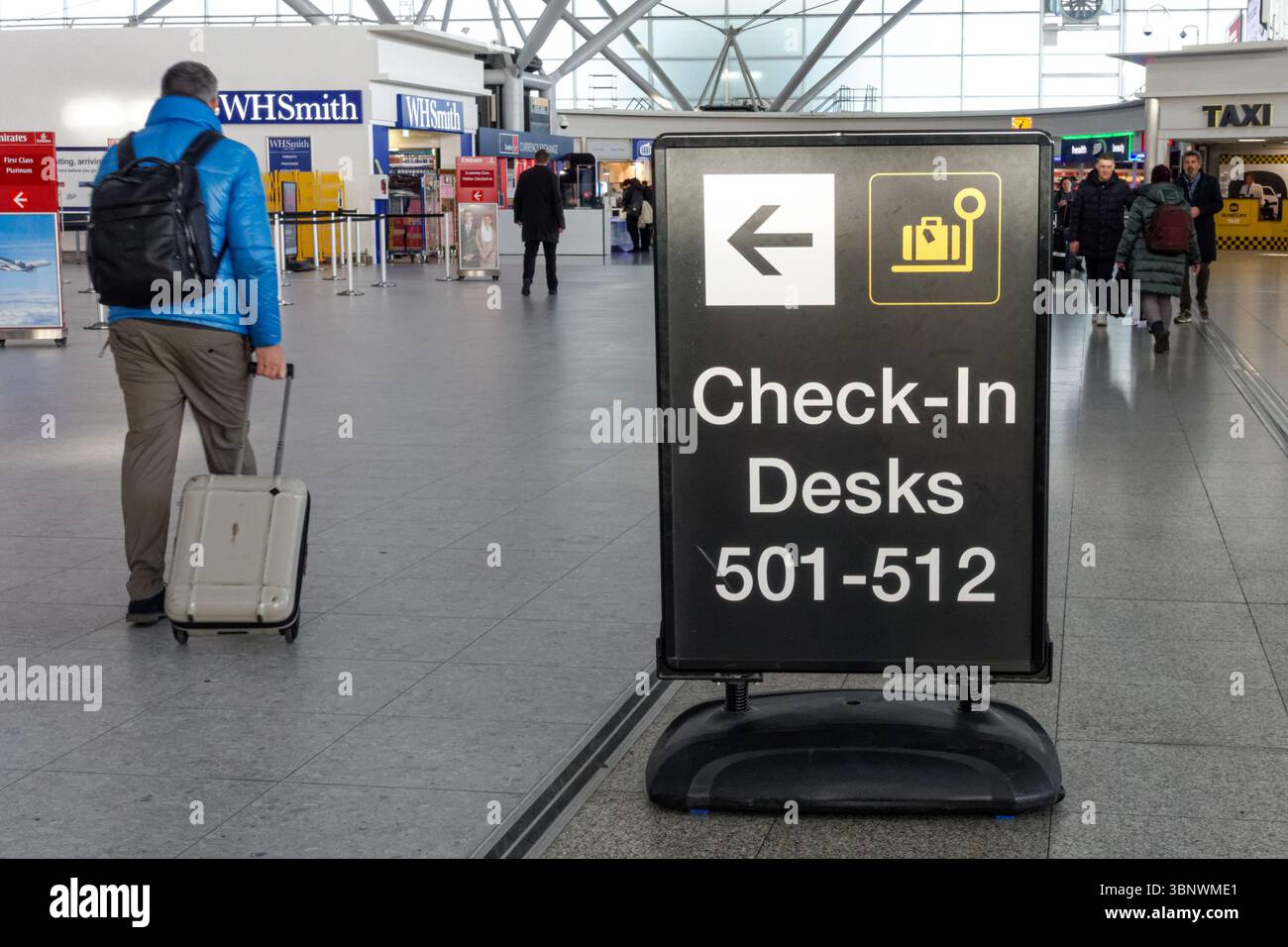 Wegweiser an den Check-in-Schaltern am London Stansted Airport Essex England Großbritannien Stockfoto