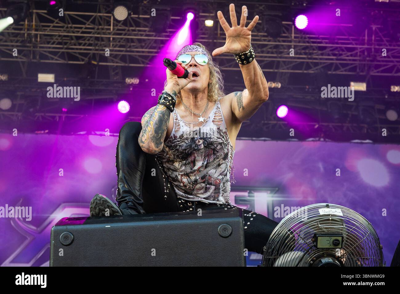 Michael Starr von Steel Panther tritt live bei Tons of Rock 2025 auf Stockfoto