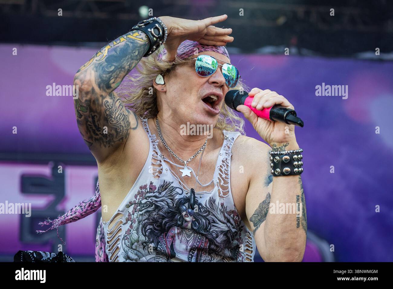 Michael Starr von Steel Panther tritt live bei Tons of Rock 2025 auf Stockfoto