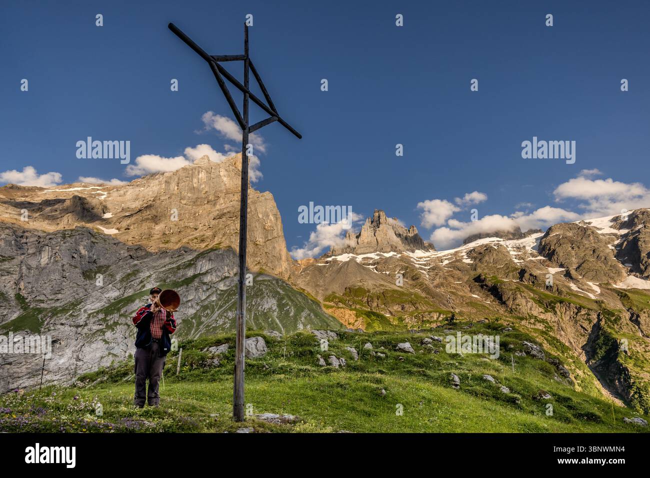 Sepp Zurfluh übernahm 1970 die Hobiel Alp von seinem Vater. Er hat bereits 69 Sommer hier verbracht. Am Abend ruft er den Alpsegen, auch Betruf genannt, in allen vier Richtungen zum umfassenden Schutz vor Gefahren auf. Abendritual in der alpinen Landschaft auf der Hobiel-Alp bei Engelberg, Schweiz. Das älteste Familienmitglied führt den traditionellen Gebetsruf vor allen Anwesenden aus. Diese Tradition zeigt die Kombination von tiefer Frömmigkeit und der beeindruckenden Natur der Schweizer Alpen. Hobiel, Engelberg, Uri, Schweiz Stockfoto