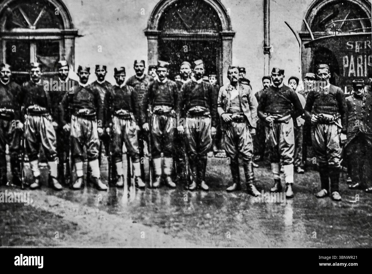 1916, 1. Weltkrieg die königliche Garde von König Nikolaus I. von Montenegro posiert vor der Kaserne in Frankreich, wo sie während ihres Kriegsexils untergebracht wurden. Diese Eliteeinheit, in traditioneller Balkankleidung gekleidet, begleitete den König bei diplomatischen Besuchen in den alliierten Nationen. Dieses in L'Illustration veröffentlichte Bild zeigt Montenegros militärische Präsenz und symbolische Unterstützung der Entente-Mächte während des Ersten Weltkriegs. Stockfoto