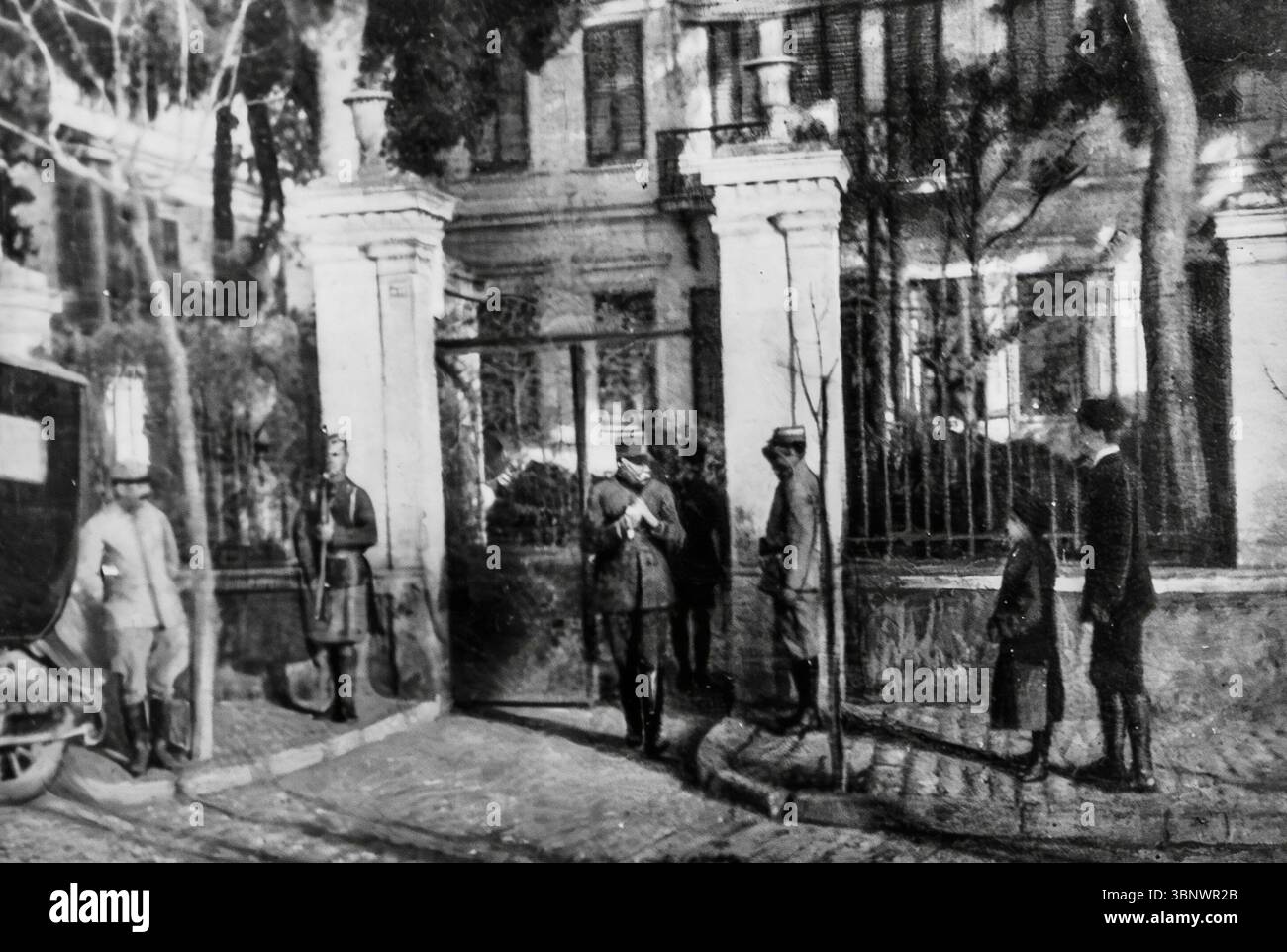 General Maurice Sarrail, Kommandeur der französisch-britischen Expeditionstruppen, verlässt während des Ersten Weltkriegs das deutsche Konsulat in Salonika (Thessaloniki). Dieser Moment bezieht sich auf die Vertreibung der Konsulate der Mittelmächte im Jahr 1916 unter Furcht vor Spionage und sich verändernder griechischer Neutralität. Der Vorfall verschärfte die Spannungen in der Region und symbolisierte die Kontrolle der Alliierten über strategische Balkanhäfen. Veröffentlicht in L’Illustration, Anfang 1916. Stockfoto