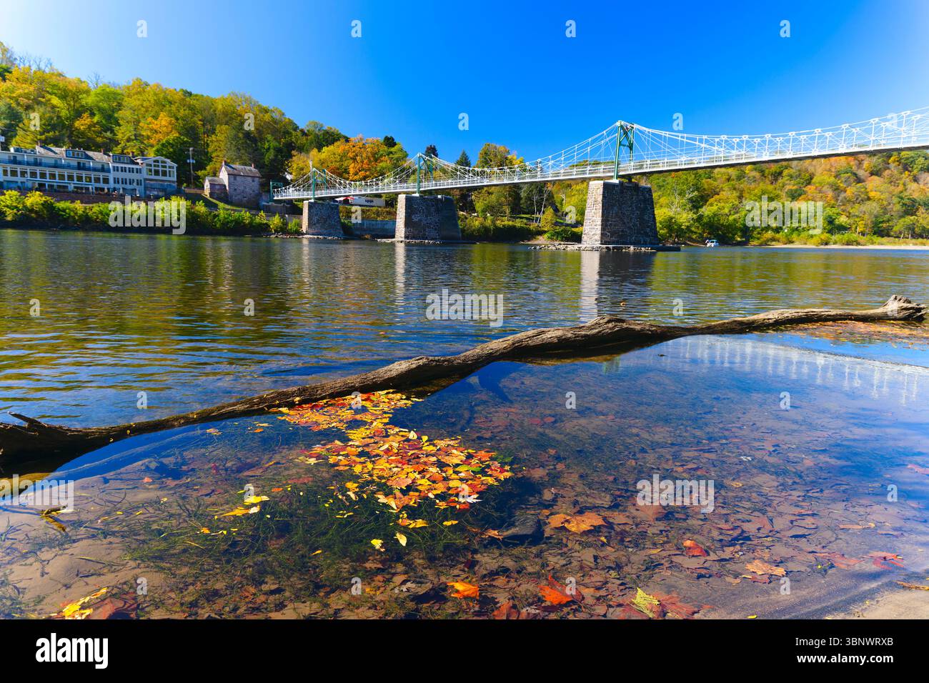 Niedriger Blick auf die Bulls Island Fußgängerbrücke über den Delaware River, New Jersey Seite Stockfoto