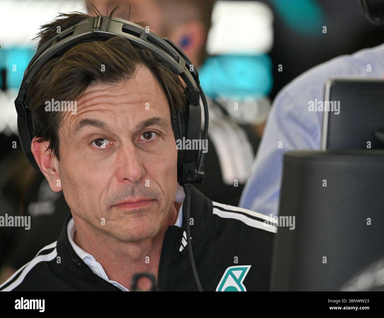NORTHAMPTON, ENGLAND - 4. JULI: Toto Wolff aus Österreich und Mercedes-AMG PETRONAS F1 Team in der Garage während des Trainings vor dem Formel 1 Grand Prix von Großbritannien auf dem Silverstone Circuit am 4. Juli 2024 in Northampton, England. (Foto: Vince Mignott/Alamy Live News) Stockfoto