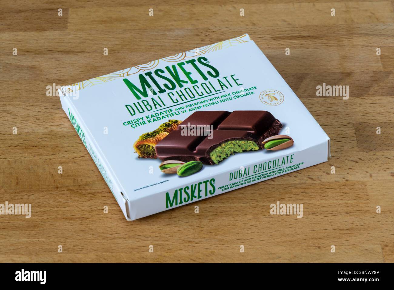 Ein Paket Miskets Dubai Chocolate. Knuspriger Kadayif und Pistazien mit Milchschokolade. Stockfoto