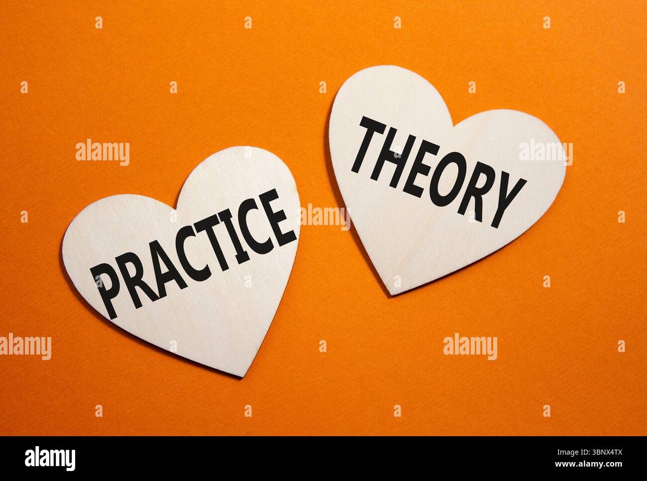 Theorie- oder Praxissymbol. Konzeptwort Theorie oder Praxis auf hölzernen Herzen. Wunderschöner orangefarbener Hintergrund. Business and Theory oder Practice Concept. Cop Stockfoto