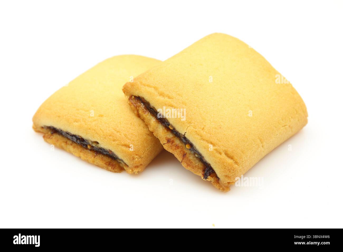 Feigen mit Stau gefüllte Strudel-Leckereien isoliert auf weißem Hintergrund Stockfoto