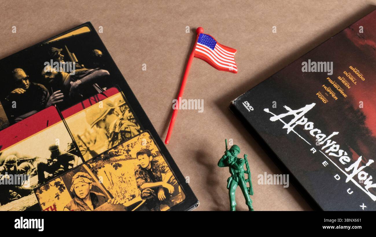 „Apokalypse Now“ Redux DVD-Cover und Flyer mit Spielzeugsoldat und amerikanischer Flagge. Stockfoto