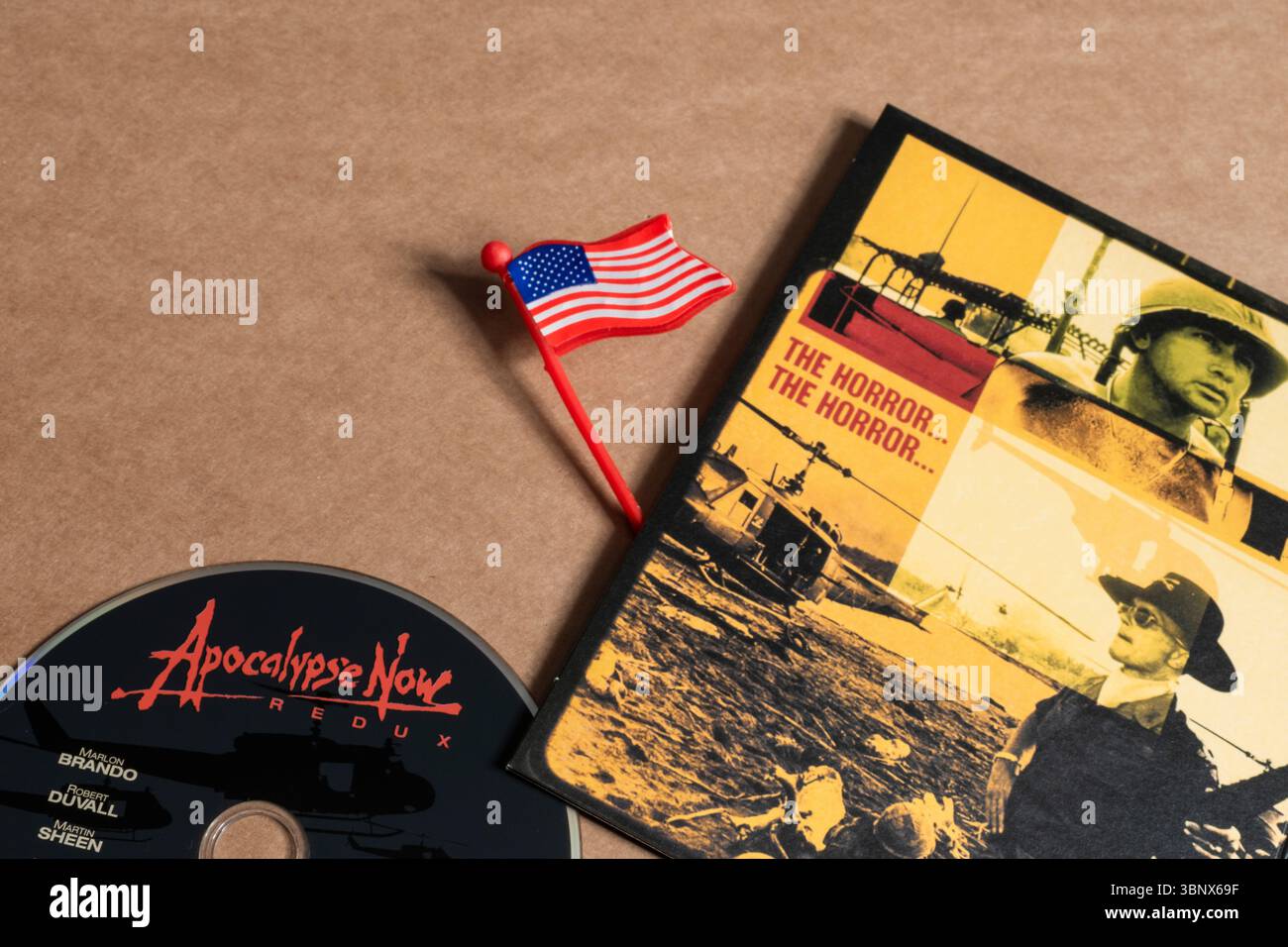 „Apokalypse Now“ Redux DVD mit amerikanischer Flagge und Filmstills isoliert auf leerem Hintergrund. Nur redaktionelle Verwendung. Stockfoto