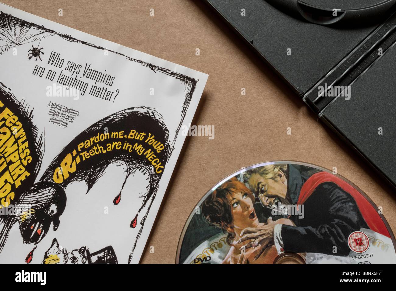 Die furchtlose Vampirkillers DVD - "Wer sagt, dass Vampire keine Lachsache sind?" - Roman Polanski-Horrorkomödie mit Vintage-Kunstwerken. Nur redaktionelle Verwendung. Stockfoto