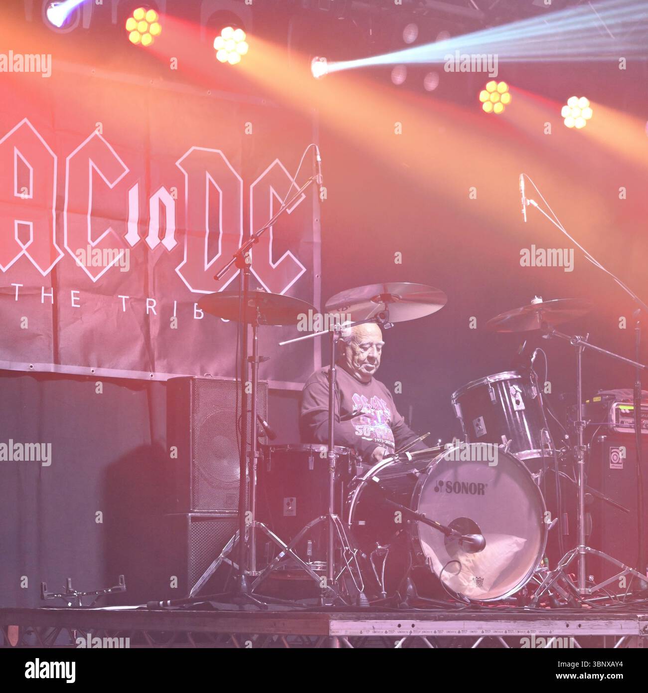 Kirriemuir, Großbritannien - 2. Mai 2025: Der ehemalige AC/DC-Schlagzeuger Tony Currenti (High Voltage Album) gastierte mit dem Tribute Act ACinDC auf dem Bonfest 2025 in Schottland. Stockfoto