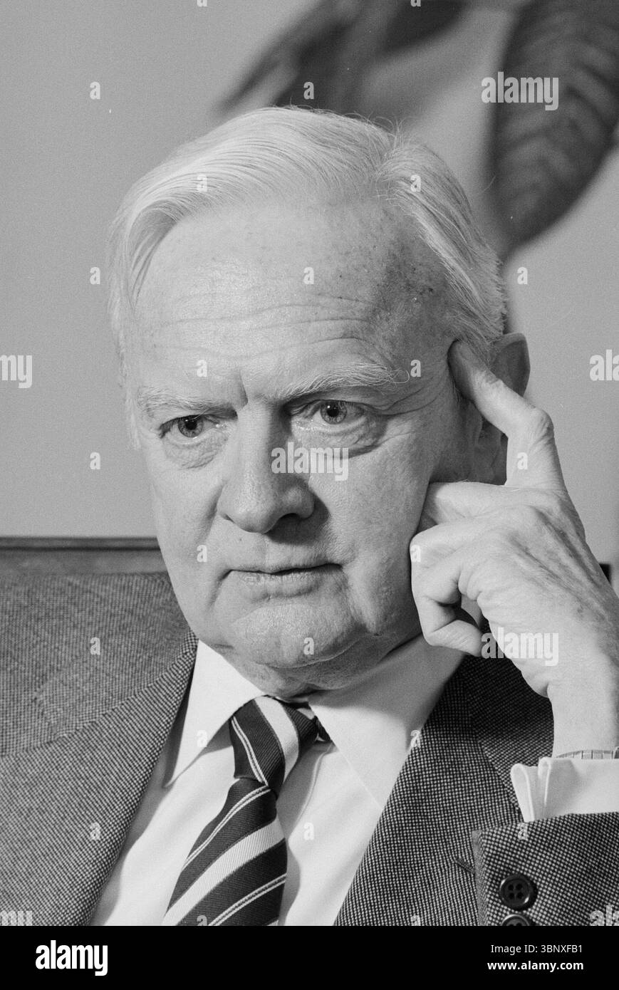 Informelles Porträt des US-Senators Harry F. Byrd, Jr., unabhängiger Senator aus Virginia, fotografiert in Washington, D.C., 16. November 1982. gezeigt in einer nachdenklichen Pose aus nächster Nähe mit der Hand zum Tempel. Stockfoto