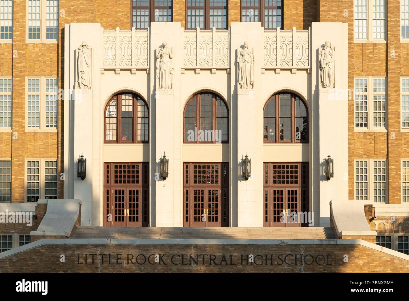 Little Rock - Arkansas - 23. Juni 2025: Außenansicht der historischen Little Rock Central High School in Little Rock, Arkansas, USA. Stockfoto