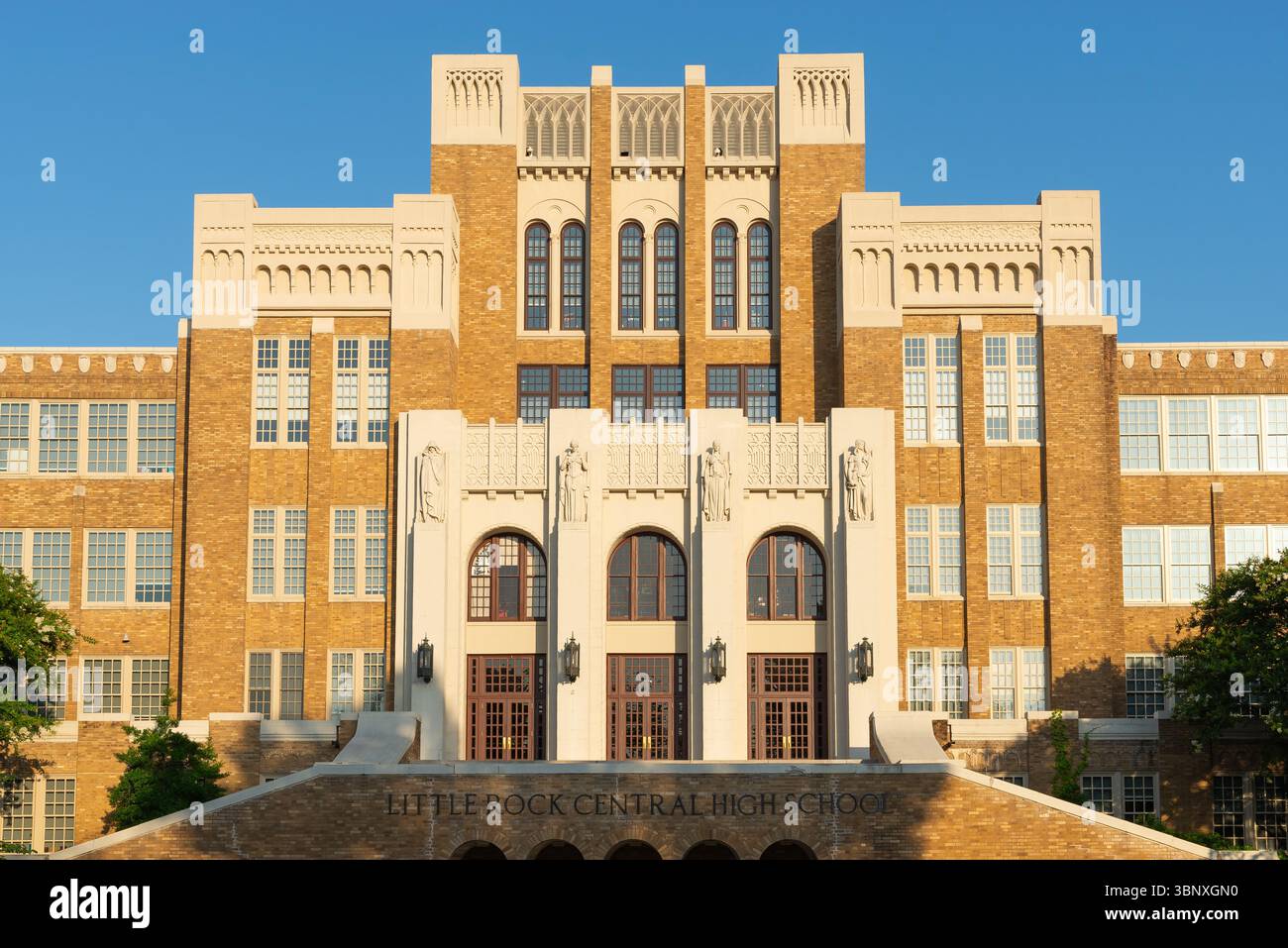 Little Rock - Arkansas - 23. Juni 2025: Außenansicht der historischen Little Rock Central High School in Little Rock, Arkansas, USA. Stockfoto