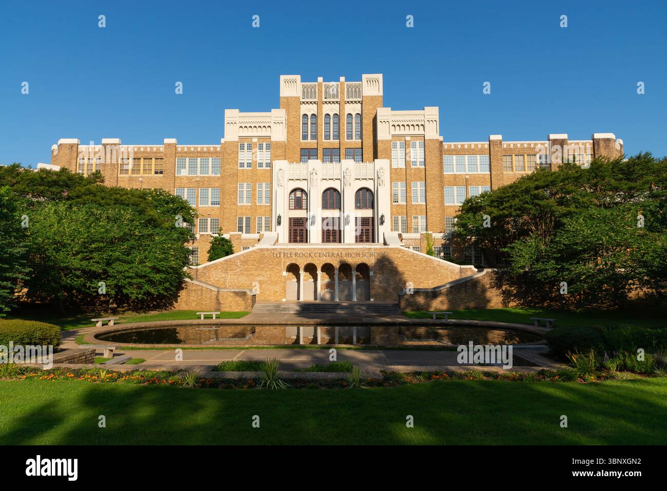 Little Rock - Arkansas - 23. Juni 2025: Außenansicht der historischen Little Rock Central High School in Little Rock, Arkansas, USA. Stockfoto