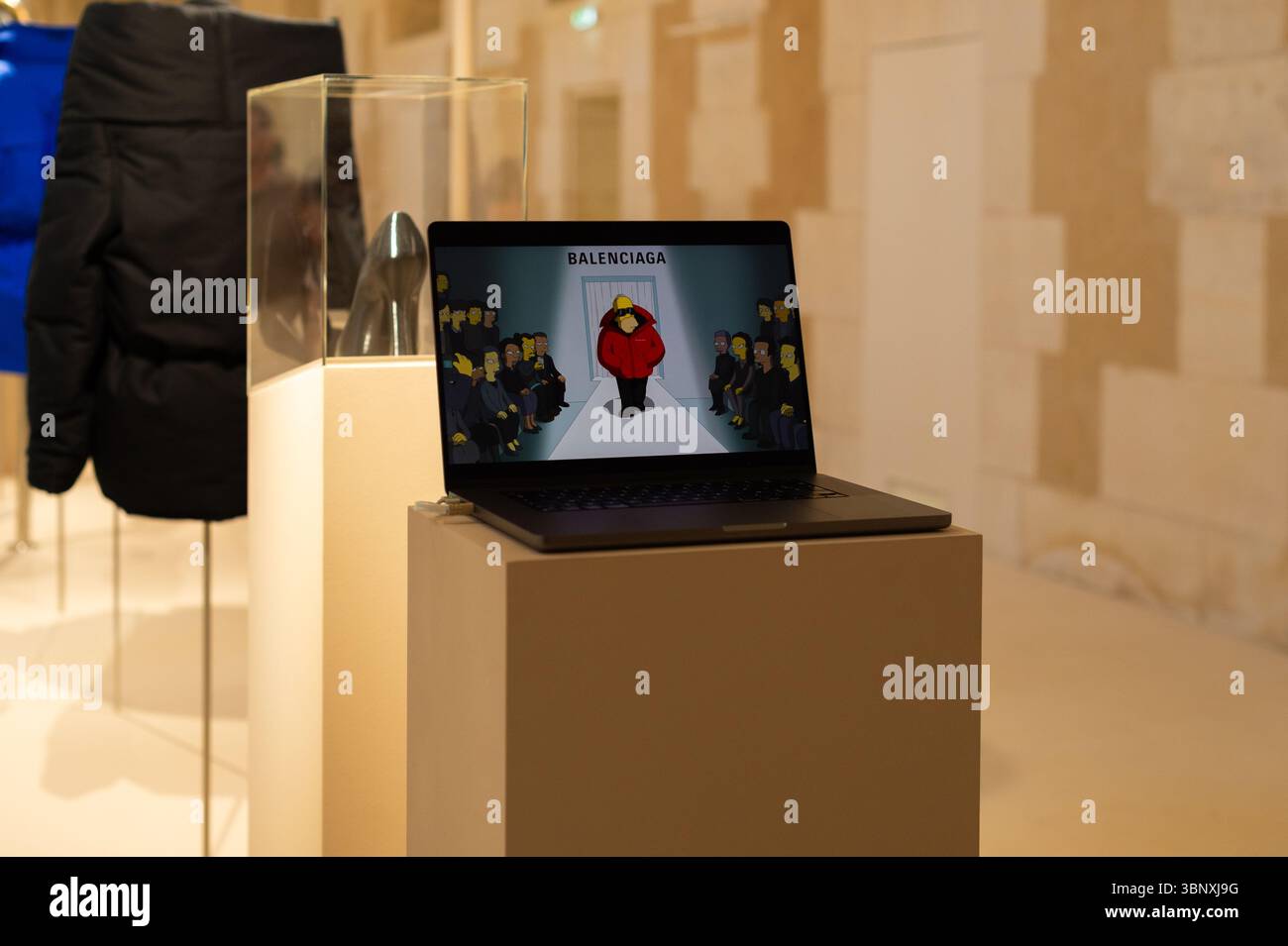 Paris, Île-de-France / Frankreich - 3. Juli 2025: Ein Laptop zeigt die Animation „The Simpsons“, die für Balenciaga adaptiert wurde und auf einer Ausstellung in Paris gezeigt wurde. Stockfoto