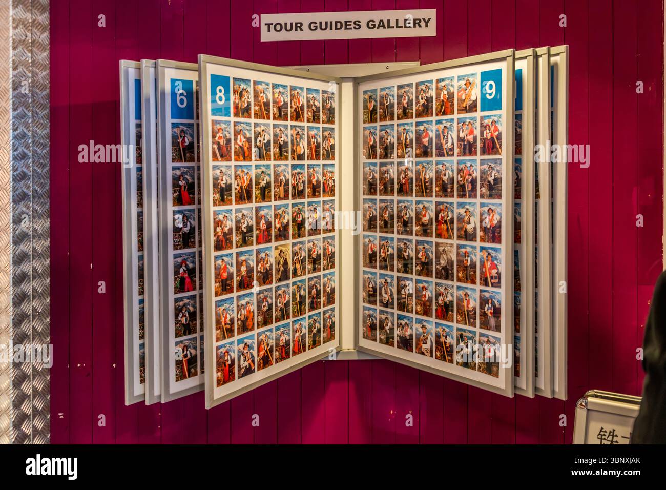 Fotogalerie mit ausländischen Reiseleitern auf dem Titlis in traditioneller Schweizer Tracht an der Titlis Bergstation. Eine „Tour Guides Gallery“ zeigt Fotos von Reiseleitern, die oft in traditioneller Kleidung mit Instrumenten oder Wanderstöcken vor alpiner Kulisse posieren. Diese Ausstellung dient dazu, den Besuchern die lokalen Führer im Titlis-Gebiet in Engelberg, Obwalden, Schweiz, vorzustellen Stockfoto