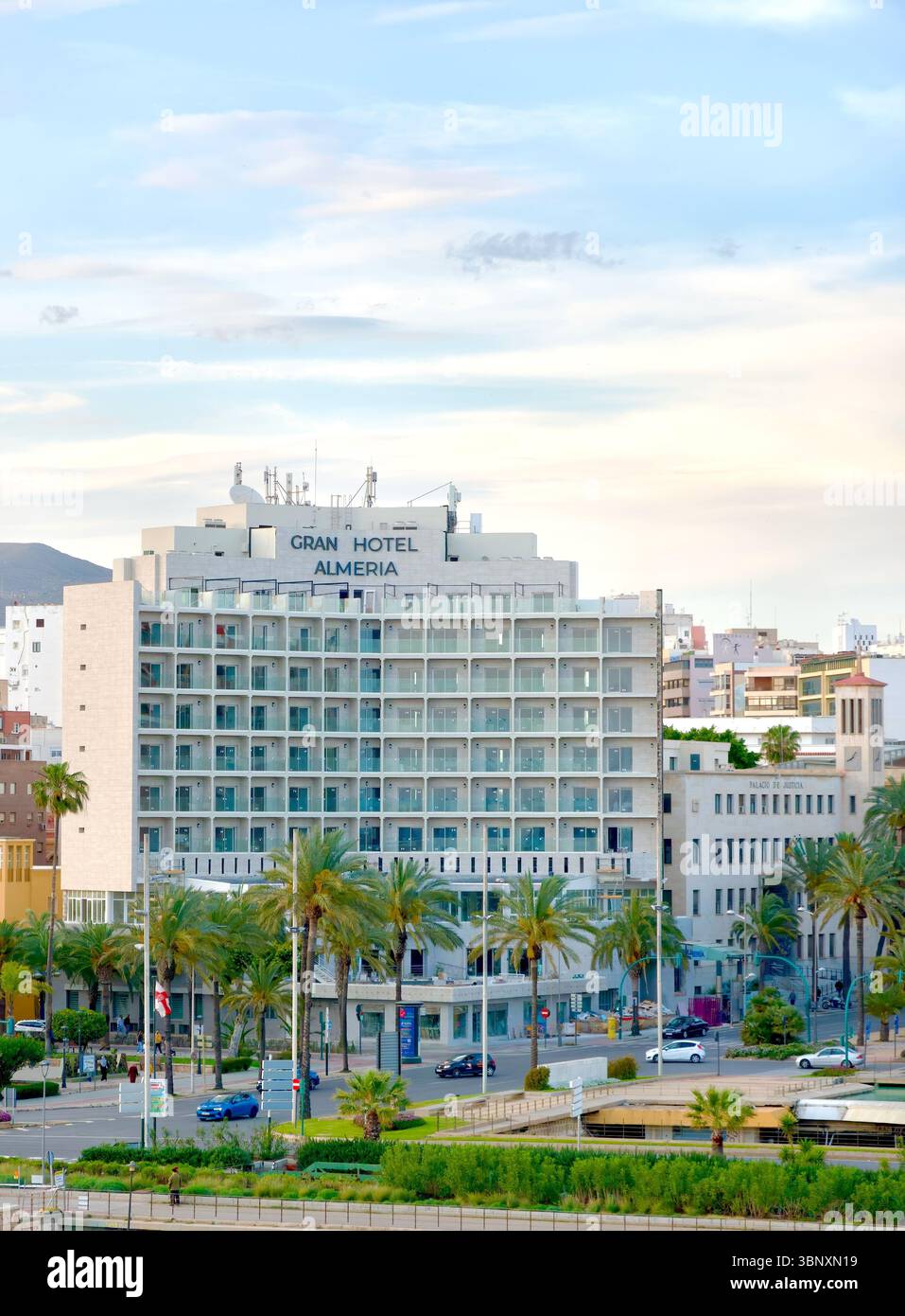 Vorderfassade des 4-Sterne Gran Hotel Almeria, das im Besitz der Banco Santander Reina Regente Avenue des Hafens Almeria Andalusien Spanien Europa ist Stockfoto